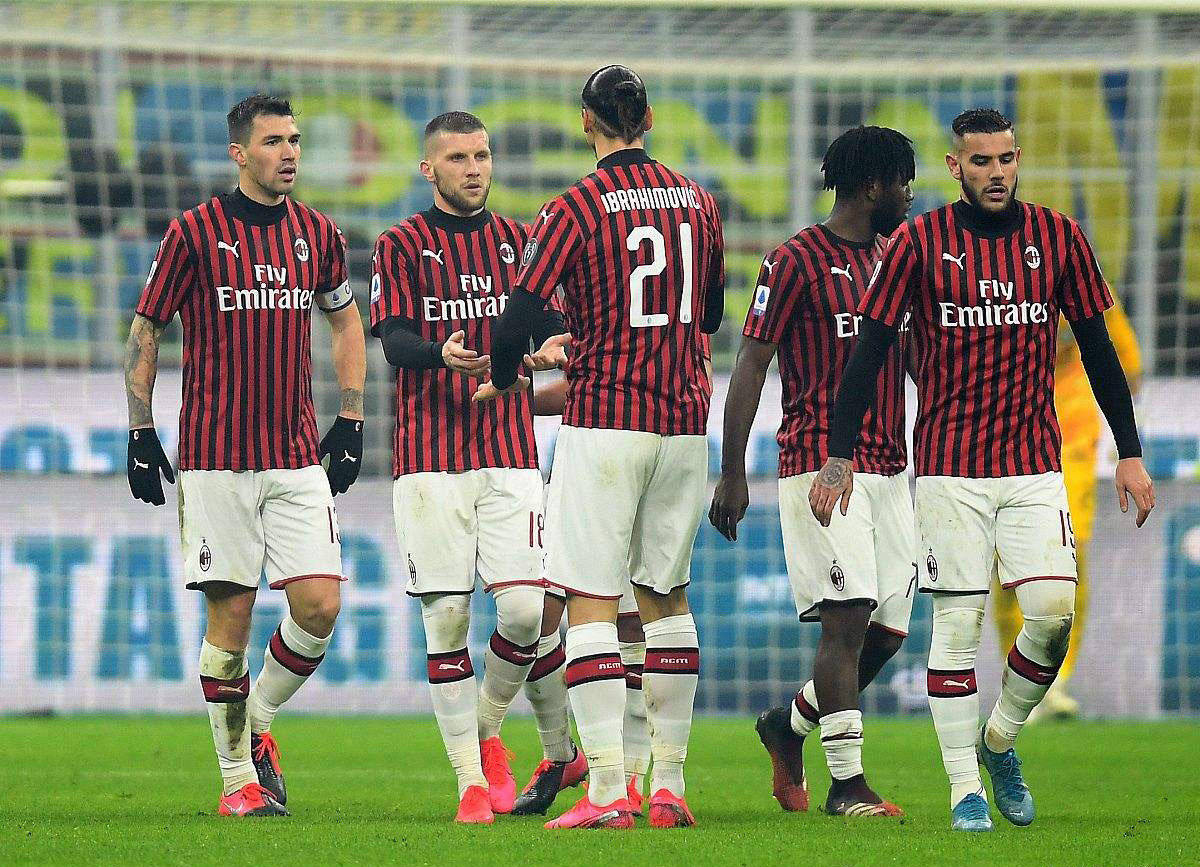 利物浦官网仅放萨拉赫抢圈训练图，未展示其与队友拥抱镜头