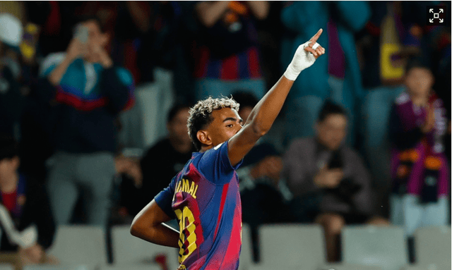 梅西捧起美职联冠军奖杯时，站在一旁的穆勒露出了最真挚的笑容