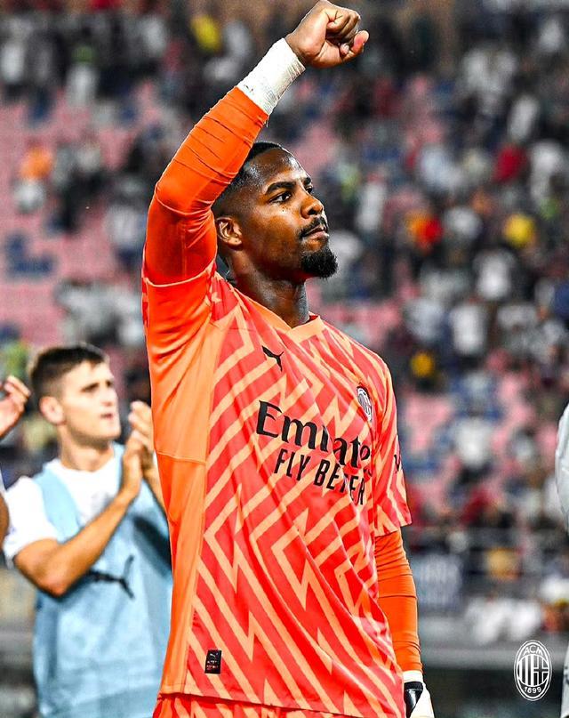 传统环节，利物浦全队戴圣诞帽在训练场拍大合照（利物浦延续传统 全队戴圣诞帽训练场大合影）