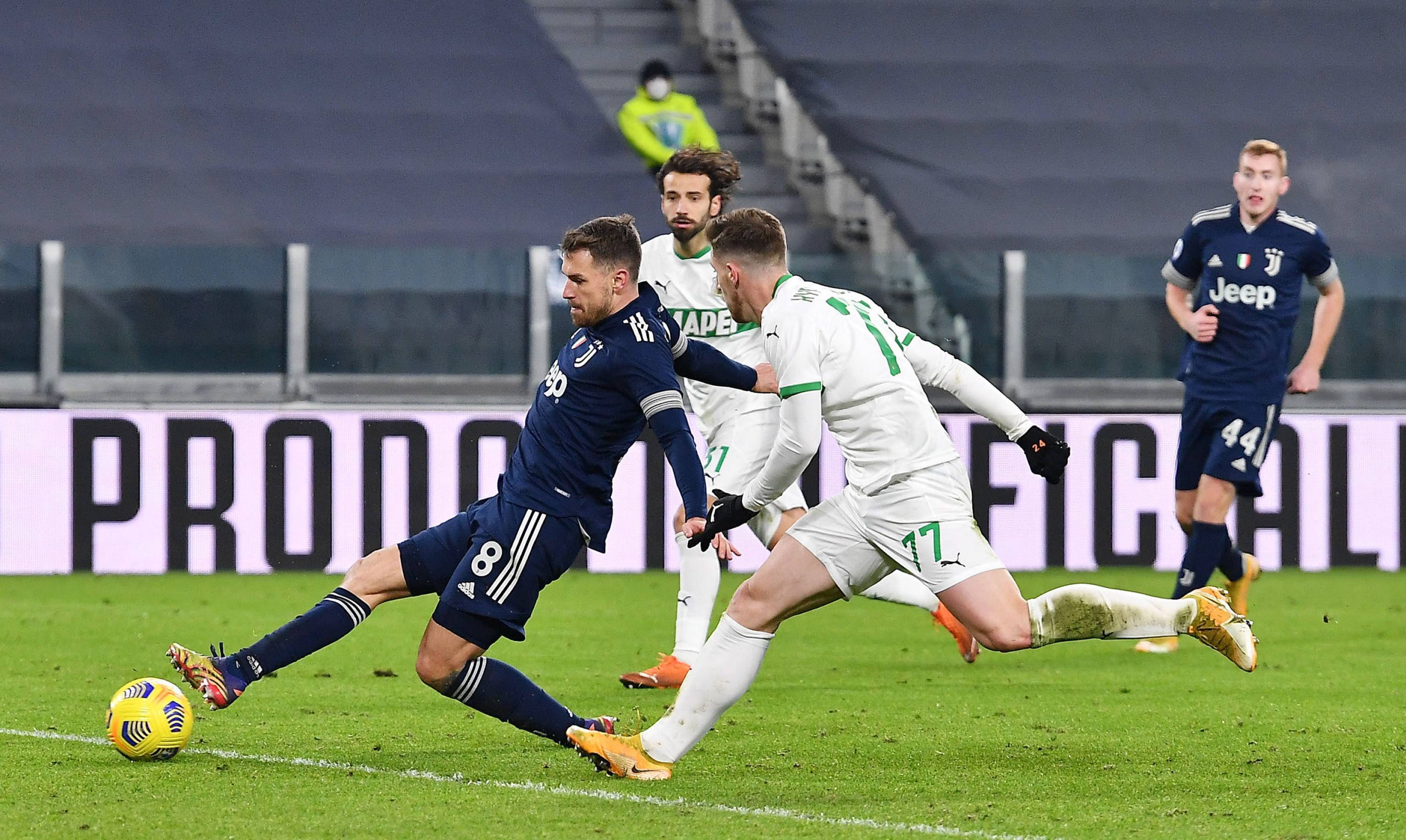 为国出战14次打进1球，尹鸿博获得印有19号的国足纪念球衣