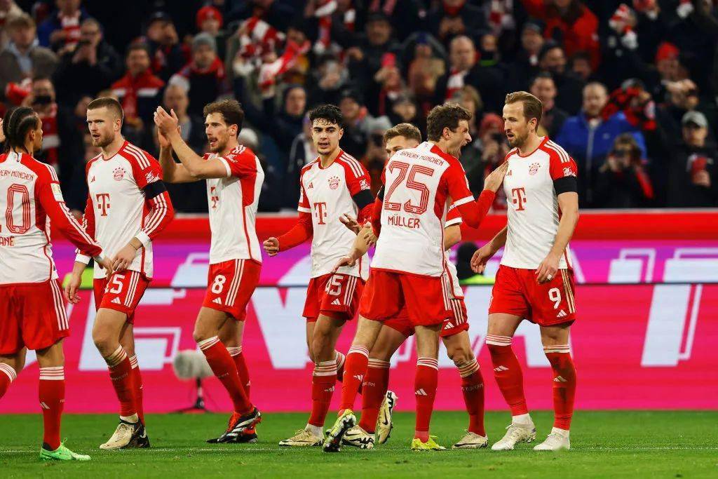 “混合脸谱”挑战来袭🔥是什么照片让小图拉姆笑出屏...