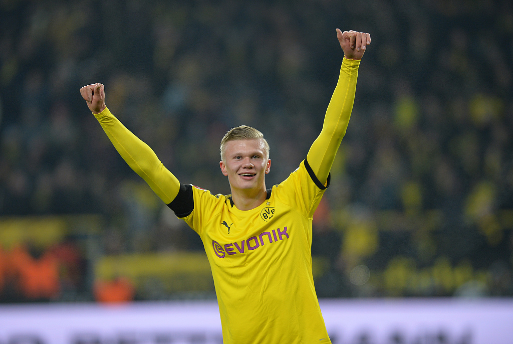 需要更加努力！阿莫林谈梅努：20岁在曼联做替补不丢人，亲属言行跟他无关（阿莫林评梅努：20岁在曼联坐板凳不丢脸，亲属言行不代表他，他仍需更努力）