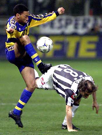 邮报：维拉、桑德兰等多队有意19岁苏格兰小将贝利-赖斯