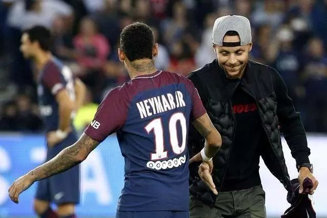 足球国足新一期集训名单公布，两名新人首次入选引热议（国足新一期集训大名单出炉，两名新人首度入选引发热议）